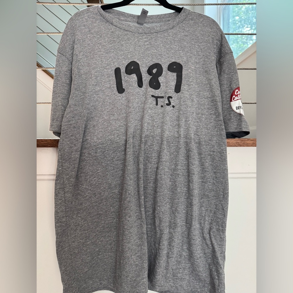 1989 T.S. Taylor swift Grey Graphic Tee unisex medium